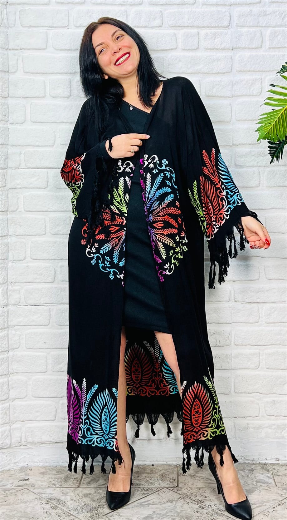 Siyah Desenli Eteği Püsküllü Yan Yırtmaç Detaylı Uzun Kimono