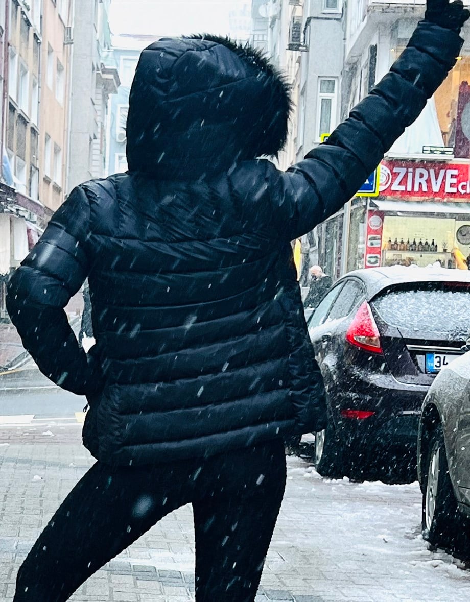 Siyah Kapüşonlu Elyafı Dolgun İçi Astarlı Cep Fermuar Kapamalı Şişme Mont