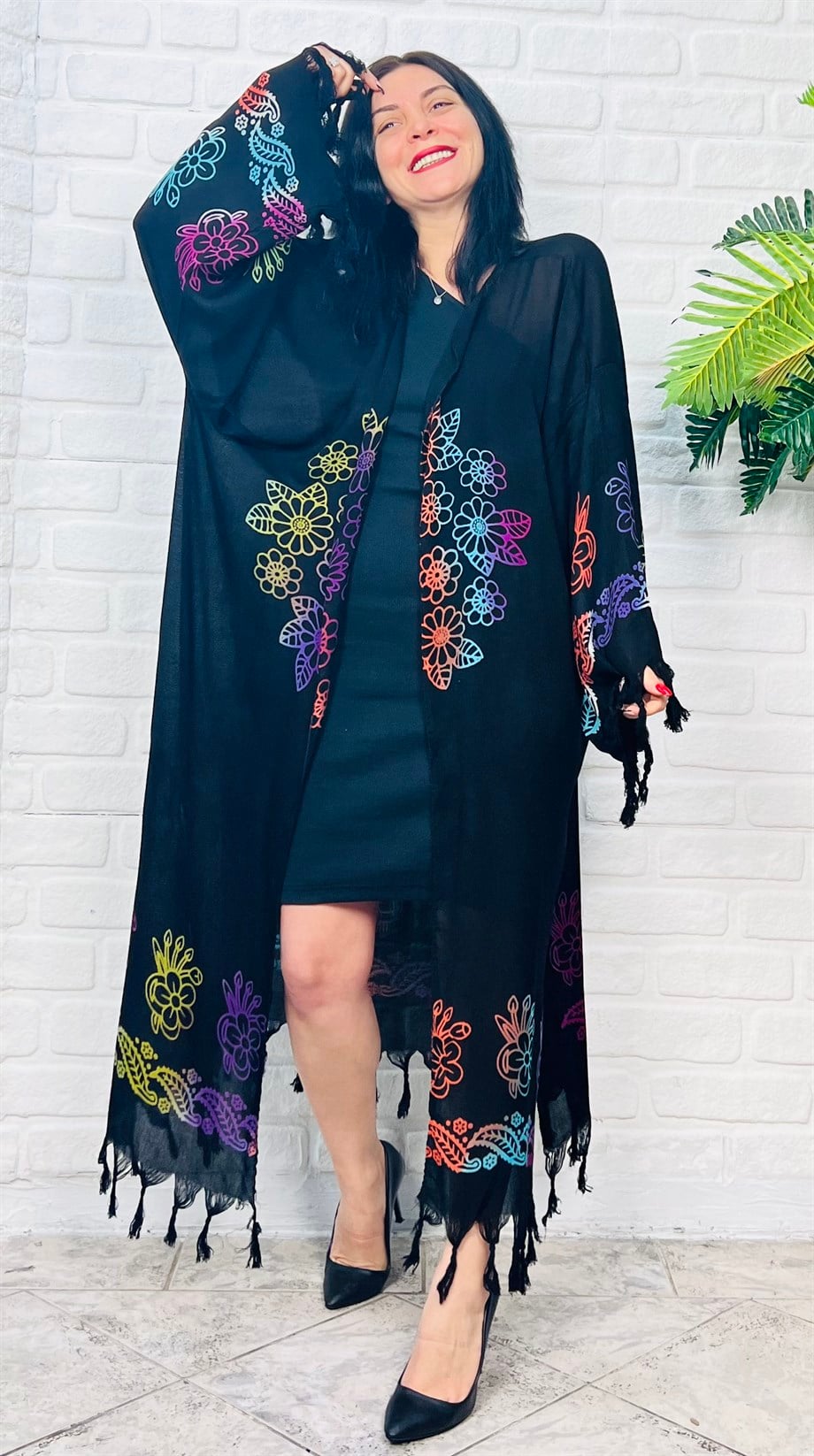 Siyah Renkli Desenli Eteği Püsküllü Yan Yırtmaç Detaylı Uzun Kimono
