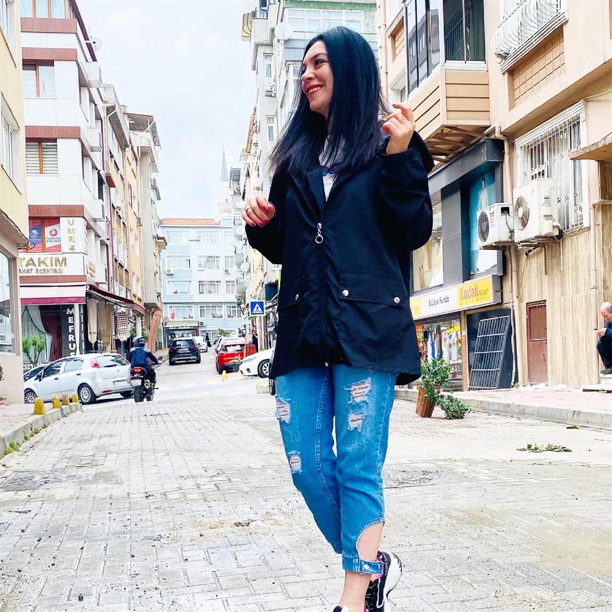 Siyah Su Geçirmez Kapişonlu ve Cepli Yağmurluk
