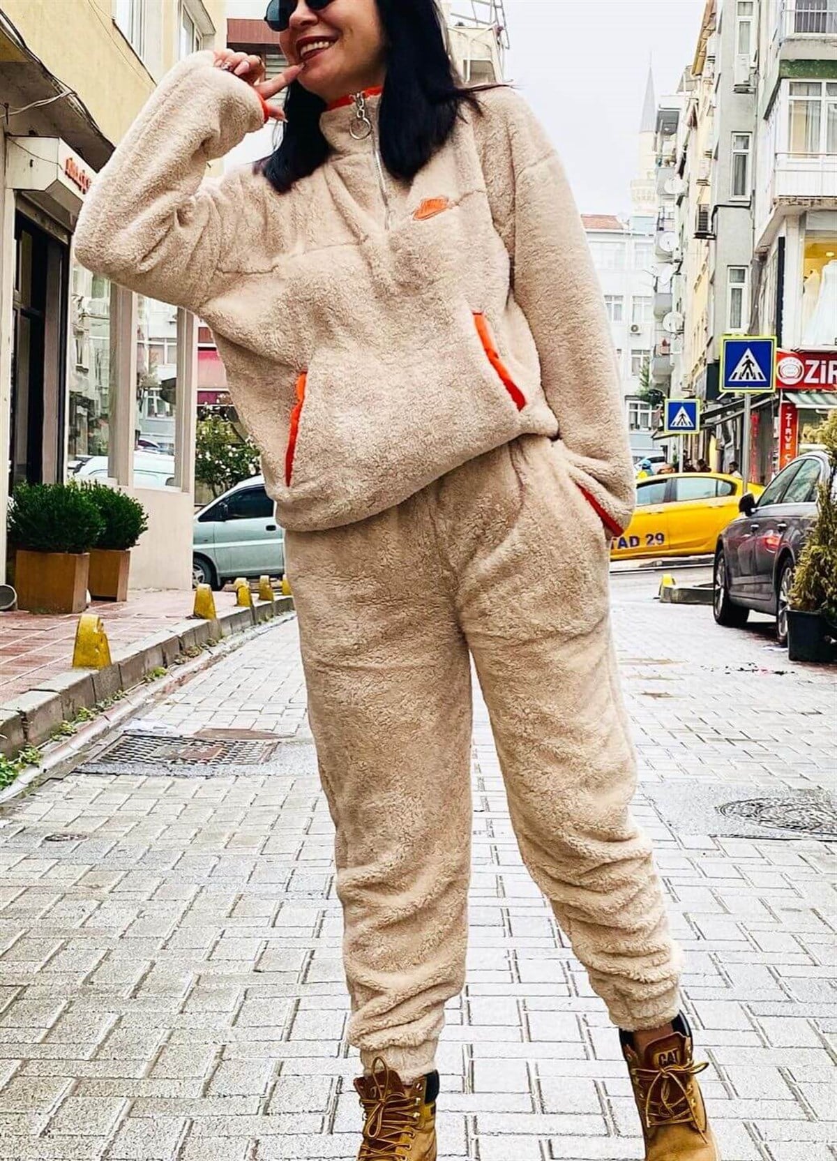 Turuncu Detaylı Yumoş Peluş Sweat 