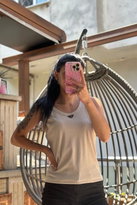 Yaka Amblem Detaylı Kaşkorse Atlet Bej