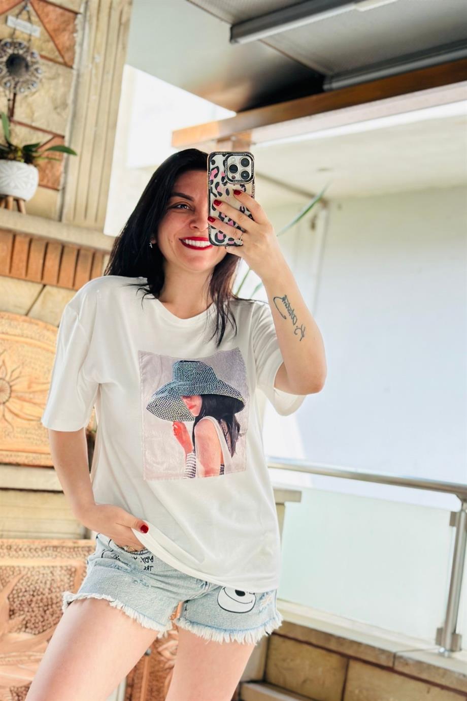 Bisiklet Yaka Şapkası Taş İşlemeli Dijital Baskı Tshirt EKRU