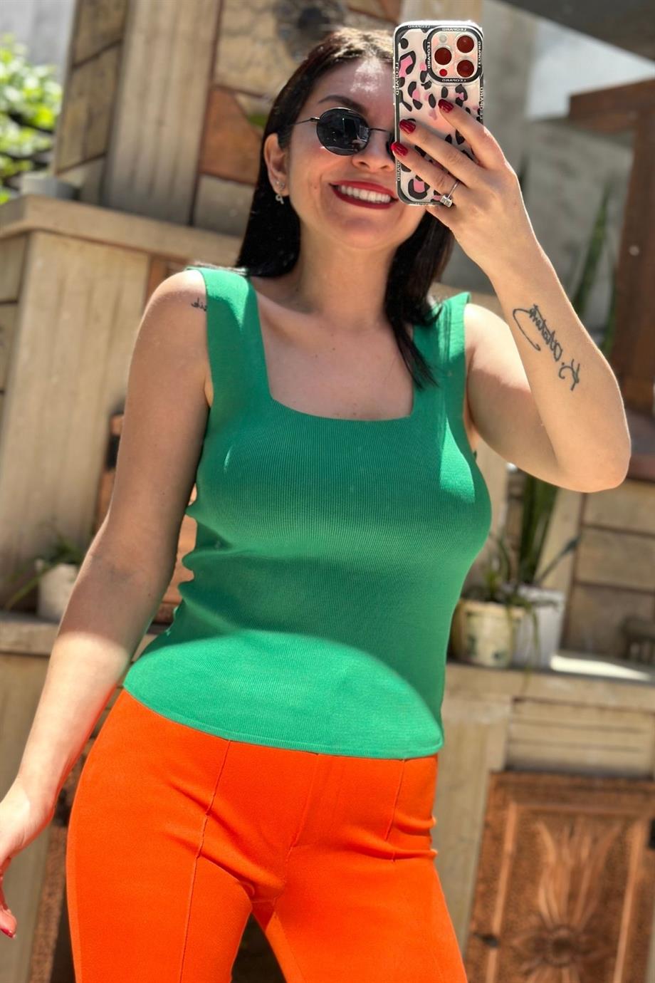 Kalın Askılı Kare Yaka Triko Crop Bluz ZÜMRÜT YEŞİL