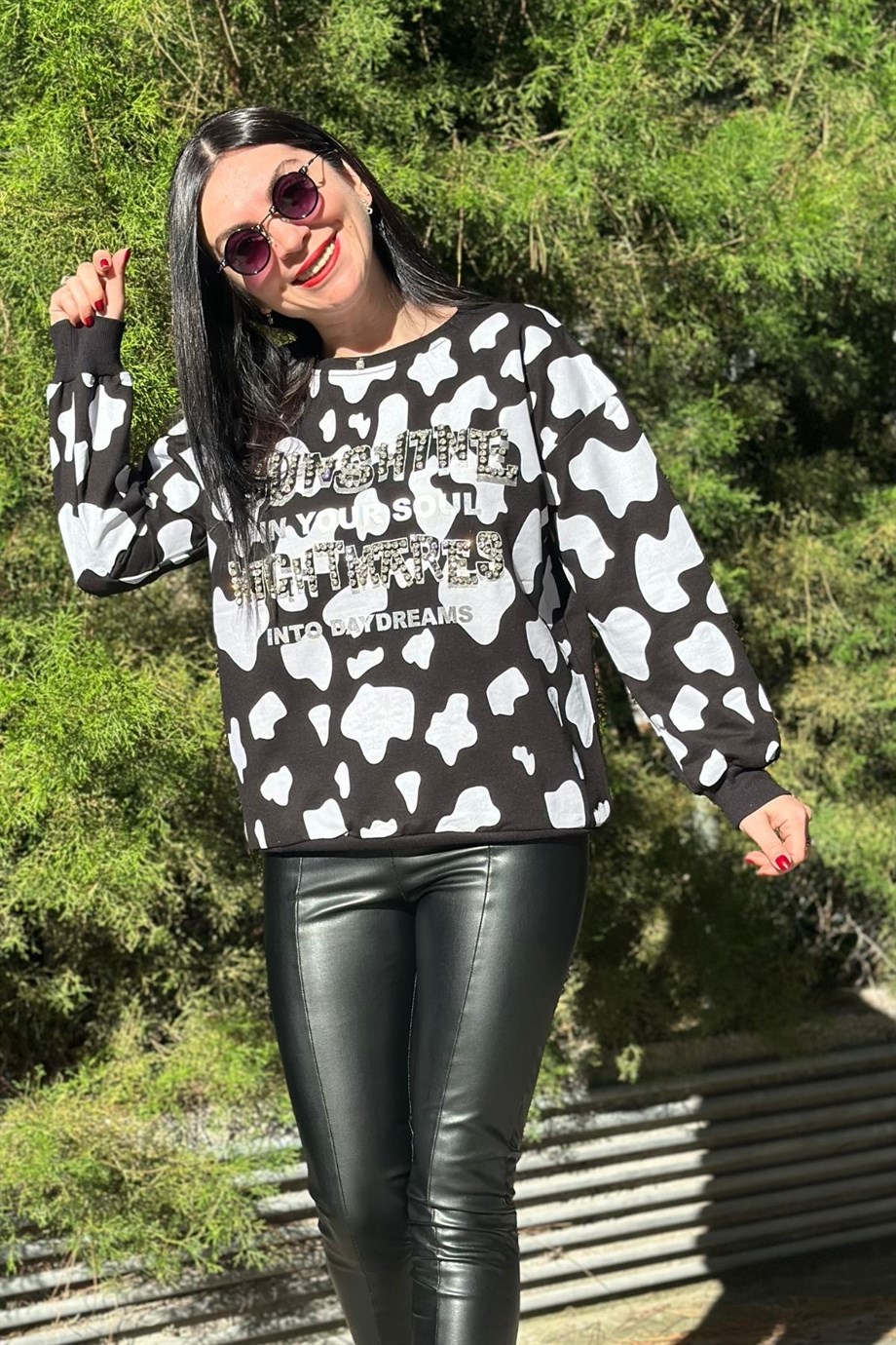 Bisiklet Yaka Milka Baskılı Taş Detaylı Sweatshirt Siyah