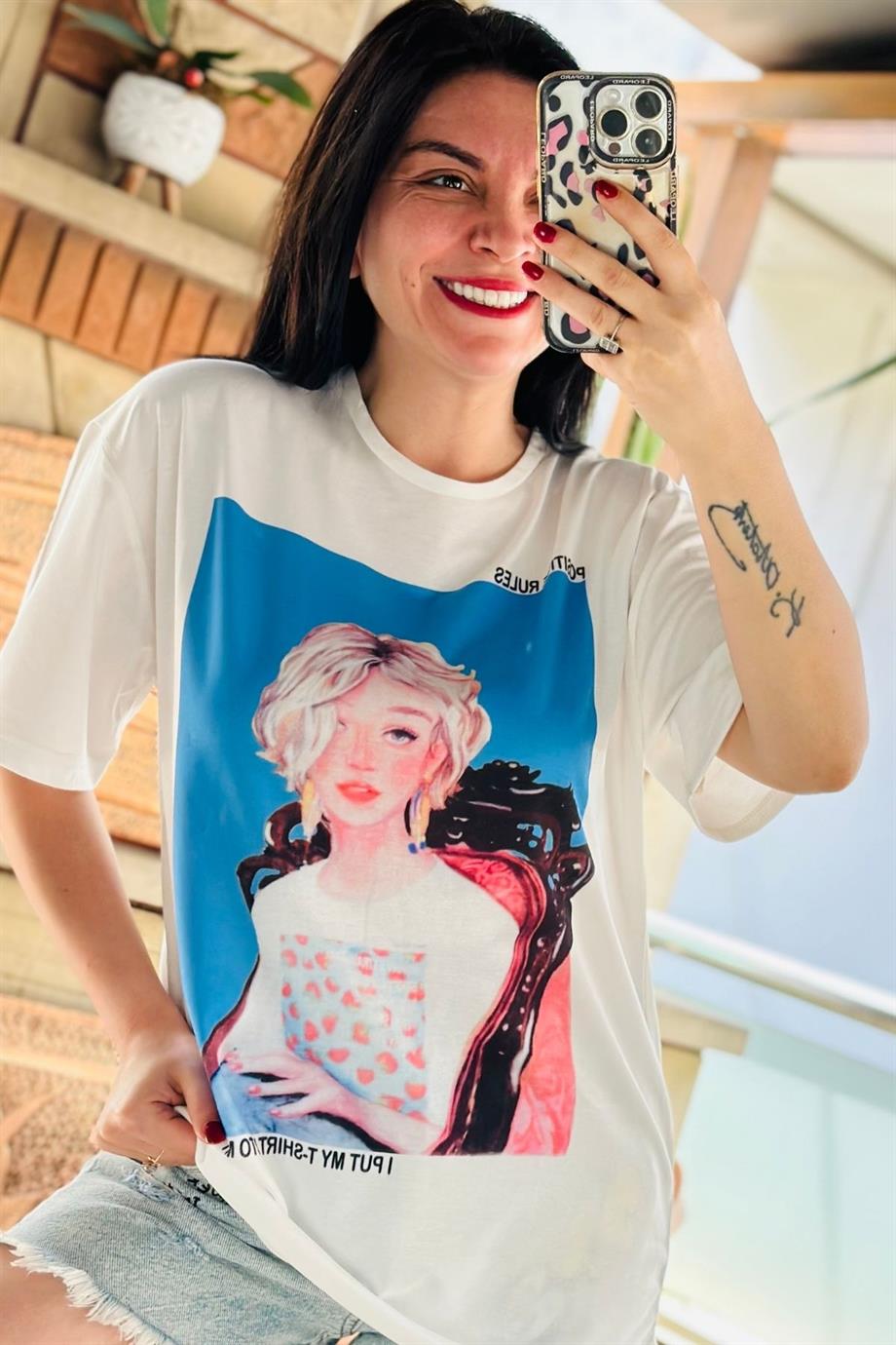 Bisiklet Yaka Kare Sarışın Kız Baskılı Yazı Detaylı Tshirt SAKS
