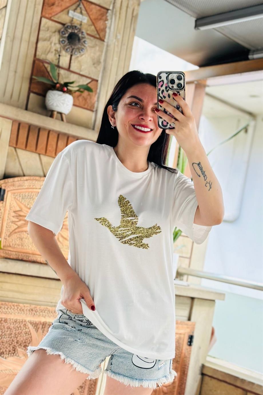 Bisiklet Yaka Pullu Kuş İşlemeli Tshirt GOLD
