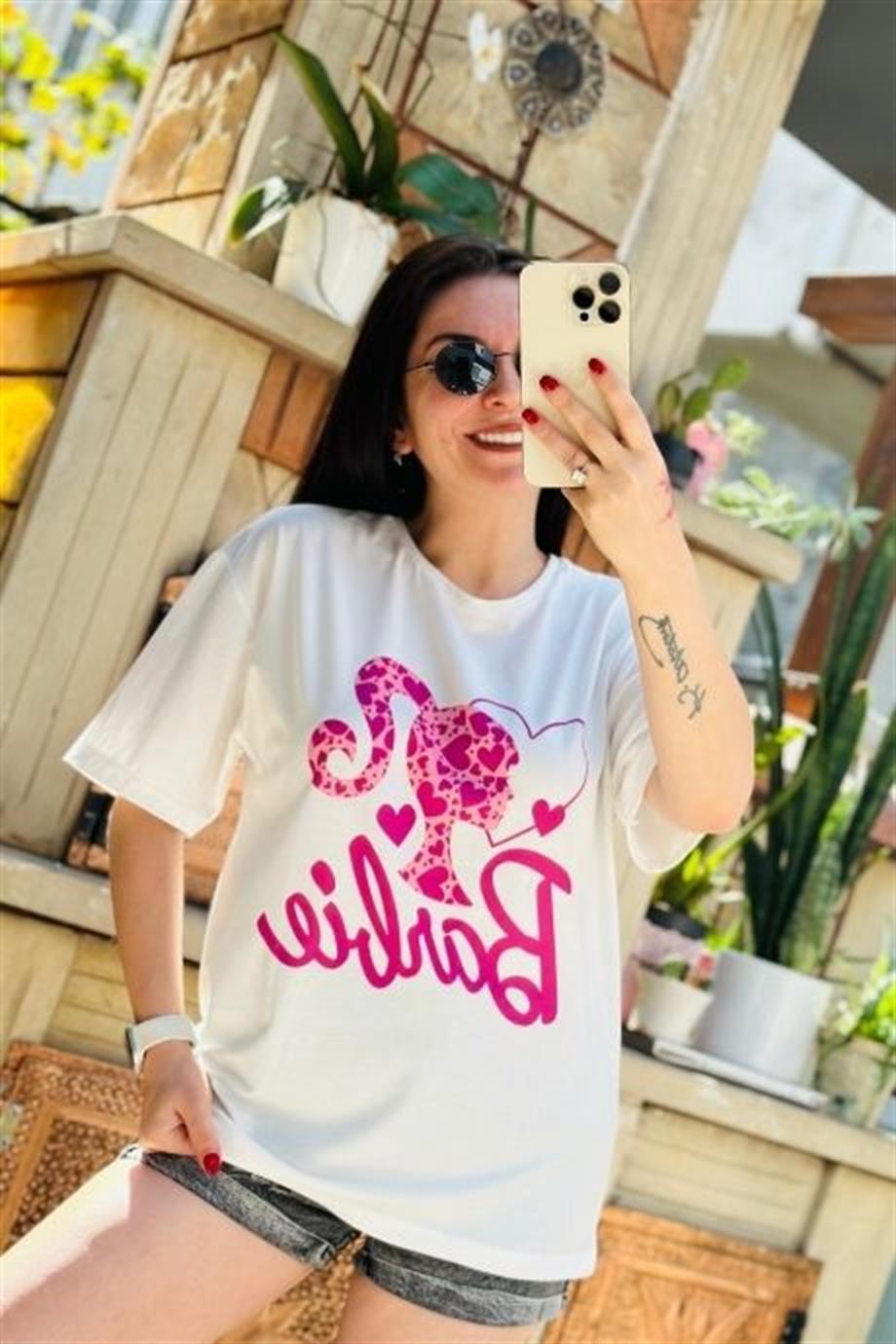 Kalpli Barbie Logo Baskılı T-shirt EKRU