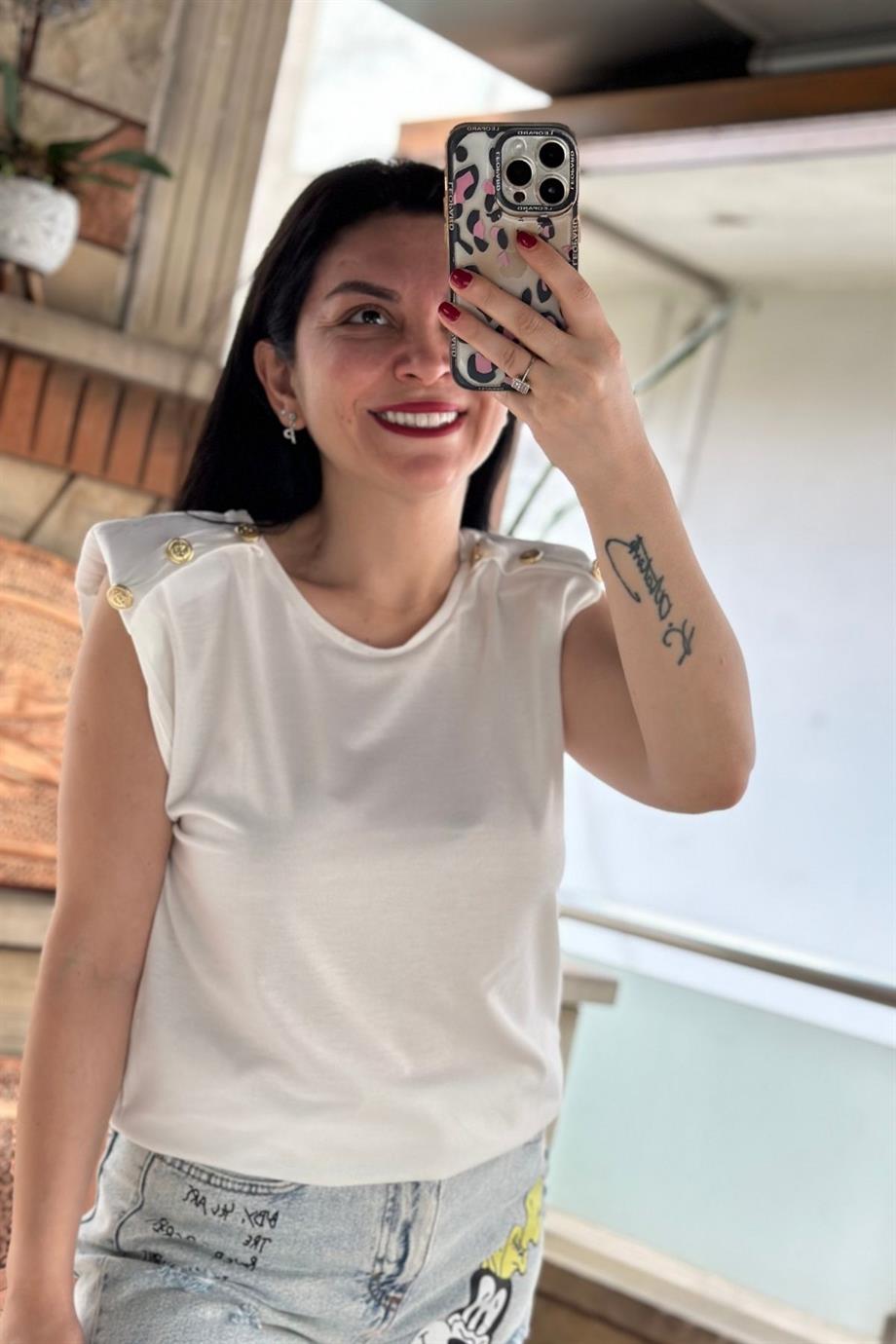 Bisiklet Yaka Omuz Vatkalı Düğme Detaylı Tshirt EKRU