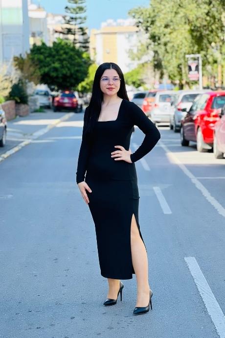 Kare Yaka Ve Yırtmaç Detaylı Uzun Kollu Elbise