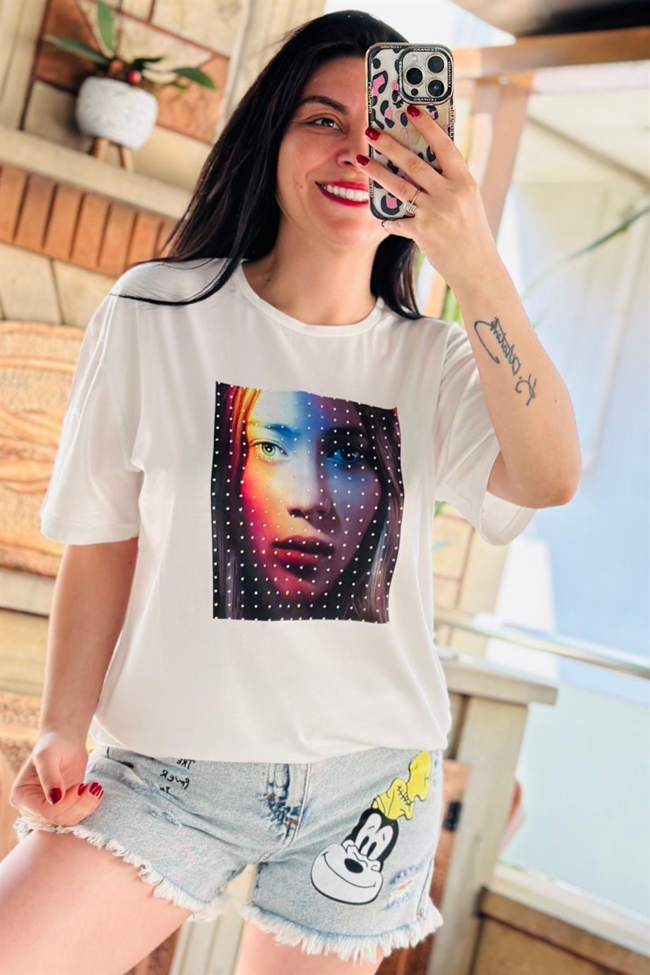 Bisiklet Yaka Kare Kadın Suratı Baskılı Taşlı Tshirt EKRU