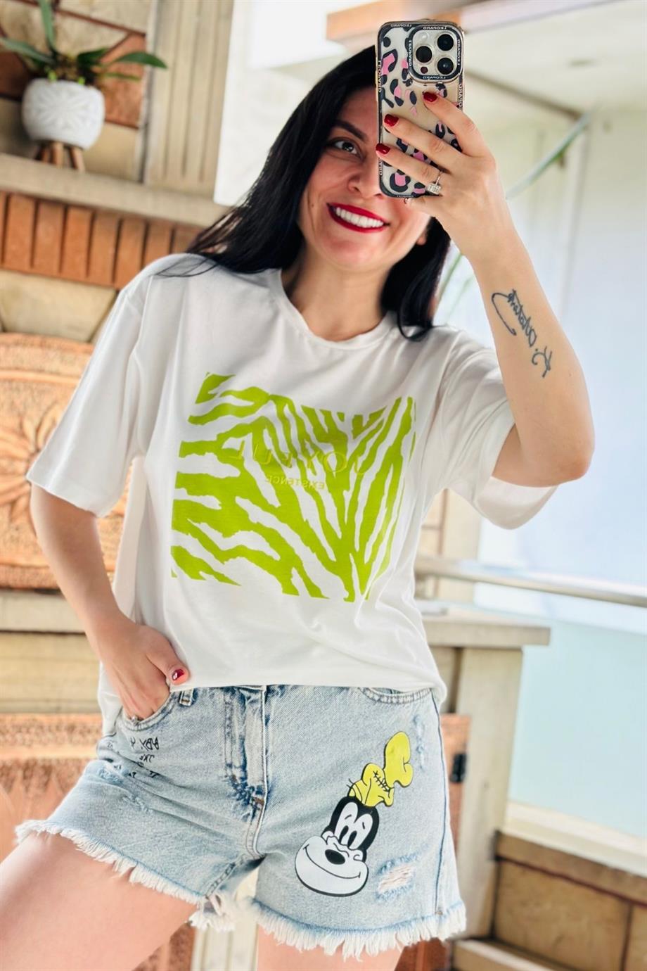 Bisiklet Yaka Önü Kare Zebra Baskılı Tshirt Fıstık Yeşili