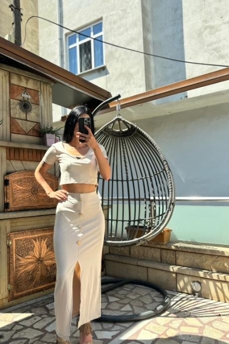 Dört Düğme Detaylı Yırtmaçlı Etek Bej