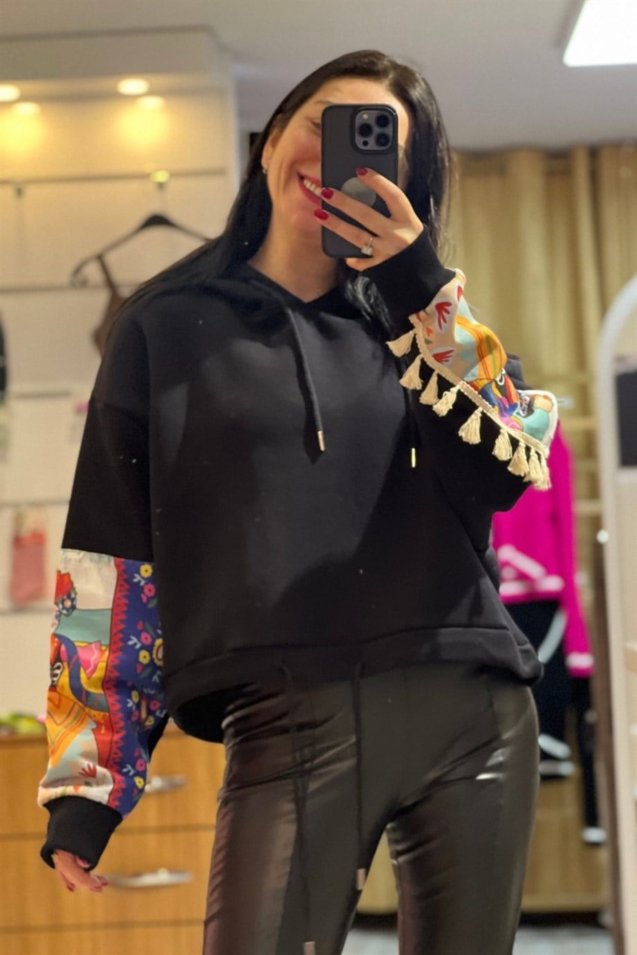 Siyah Kapüşonlu Kolları Baskılı Püskül Detaylı Şardonlu 3 İplik Sweatshirt