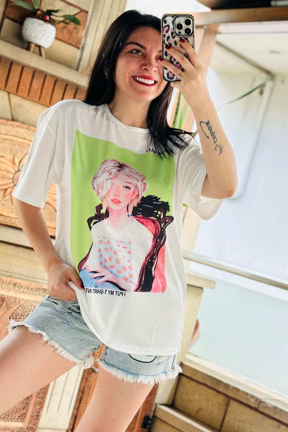 Bisiklet Yaka Kare Sarışın Kız Baskılı Yazı Detaylı Tshirt Fıstık Yeşili