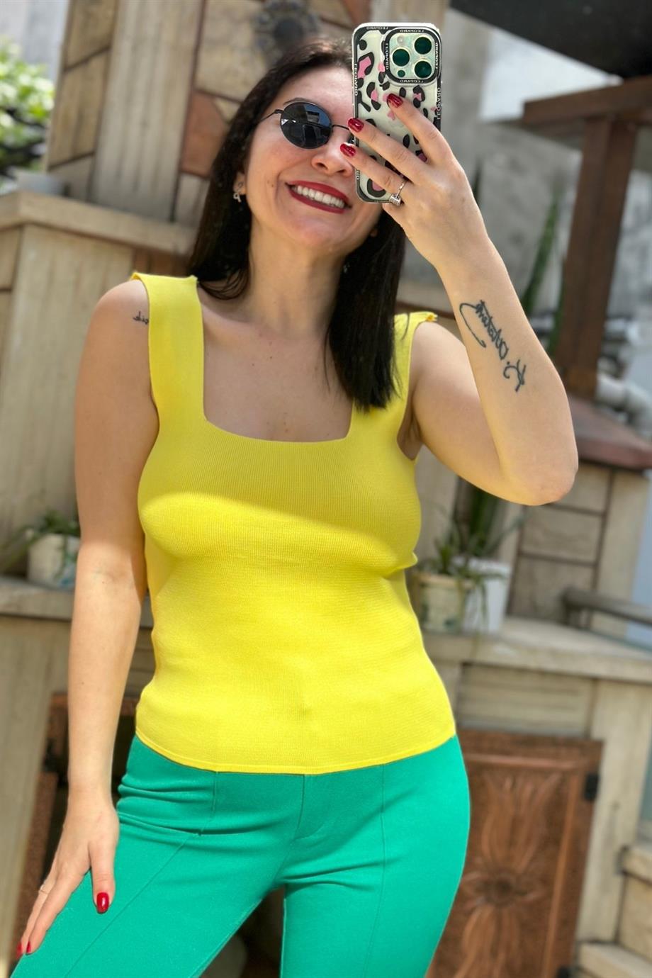 Kalın Askılı Kare Yaka Triko Crop Bluz SARI