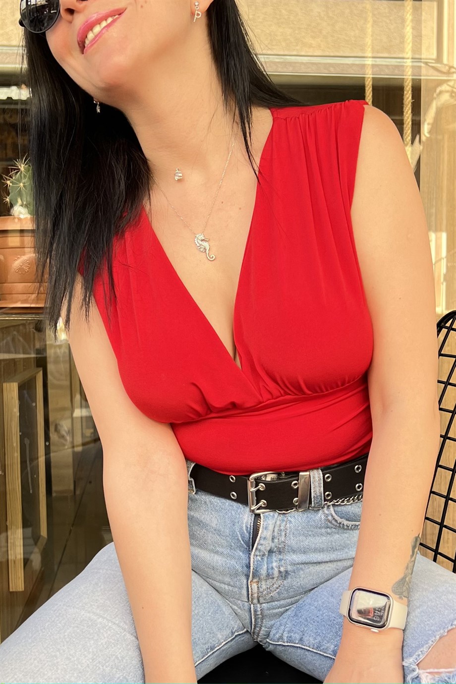 Kırmızı Kruvaze Yaka Yan Büzgü Detaylı Sıfır Kol Crop Bluz