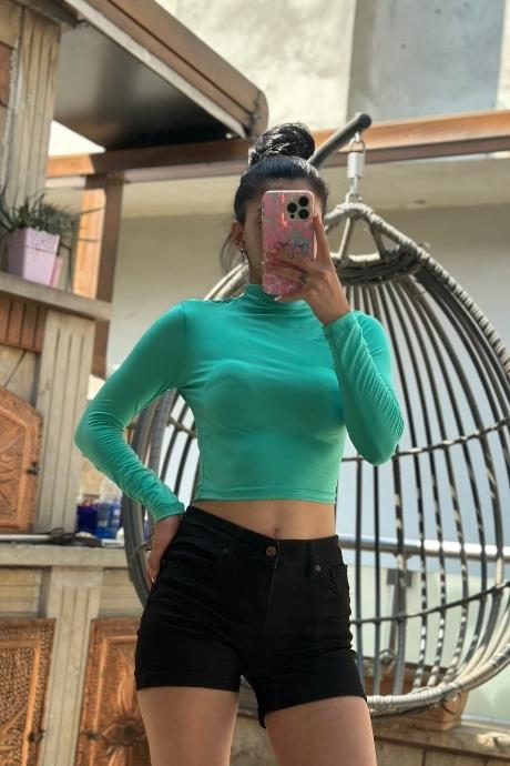 Dik Yaka Büzgü Detaylı Sandy Kumaş Crop Yeşil