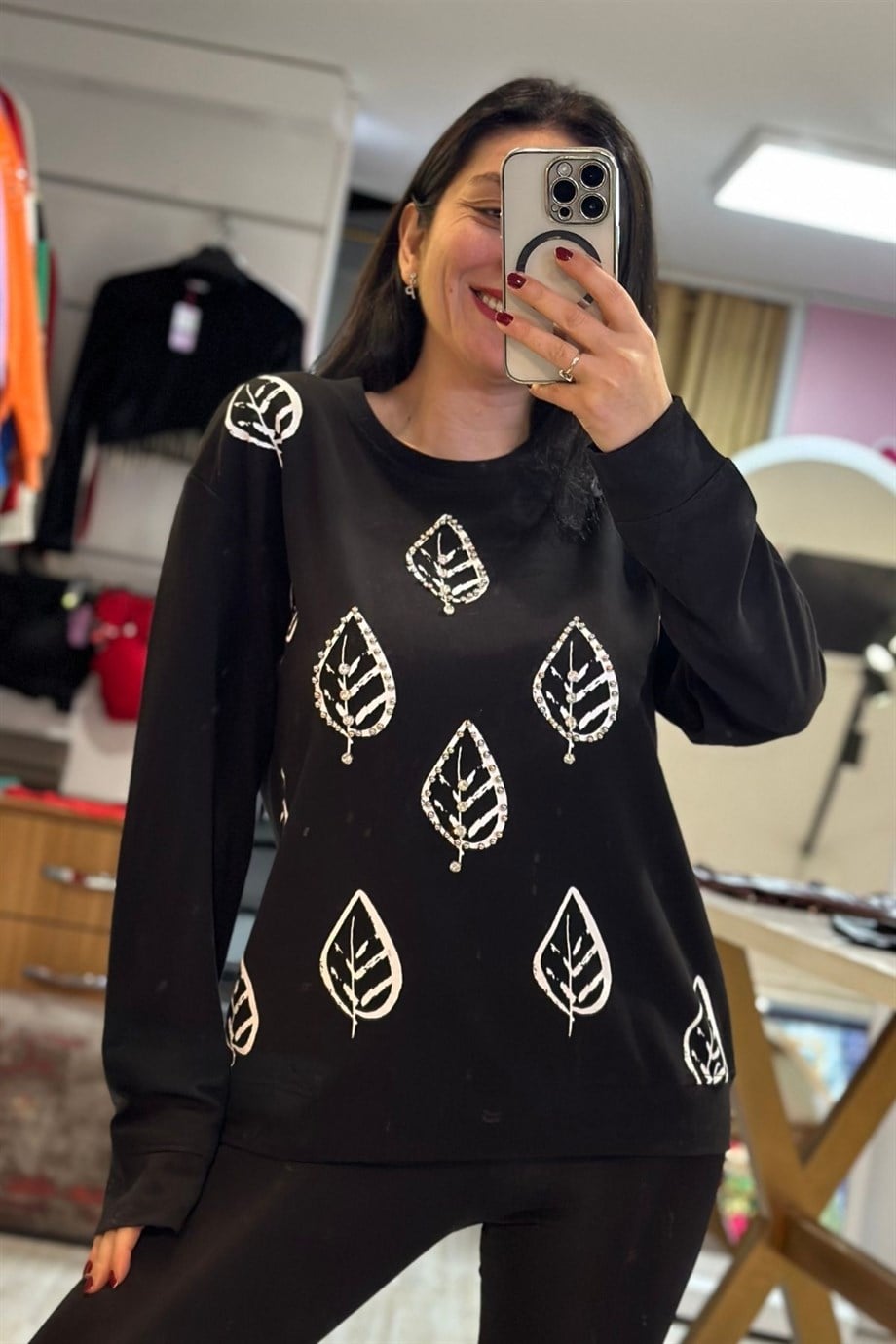 Bisiklet Yaka Yaprak Desenli İnci Taş Detaylı Sweatshirt Siyah