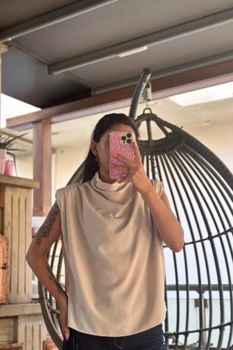 Omuz Vatka Degaje Dökümlü Sıfır Kol Bluz Bej