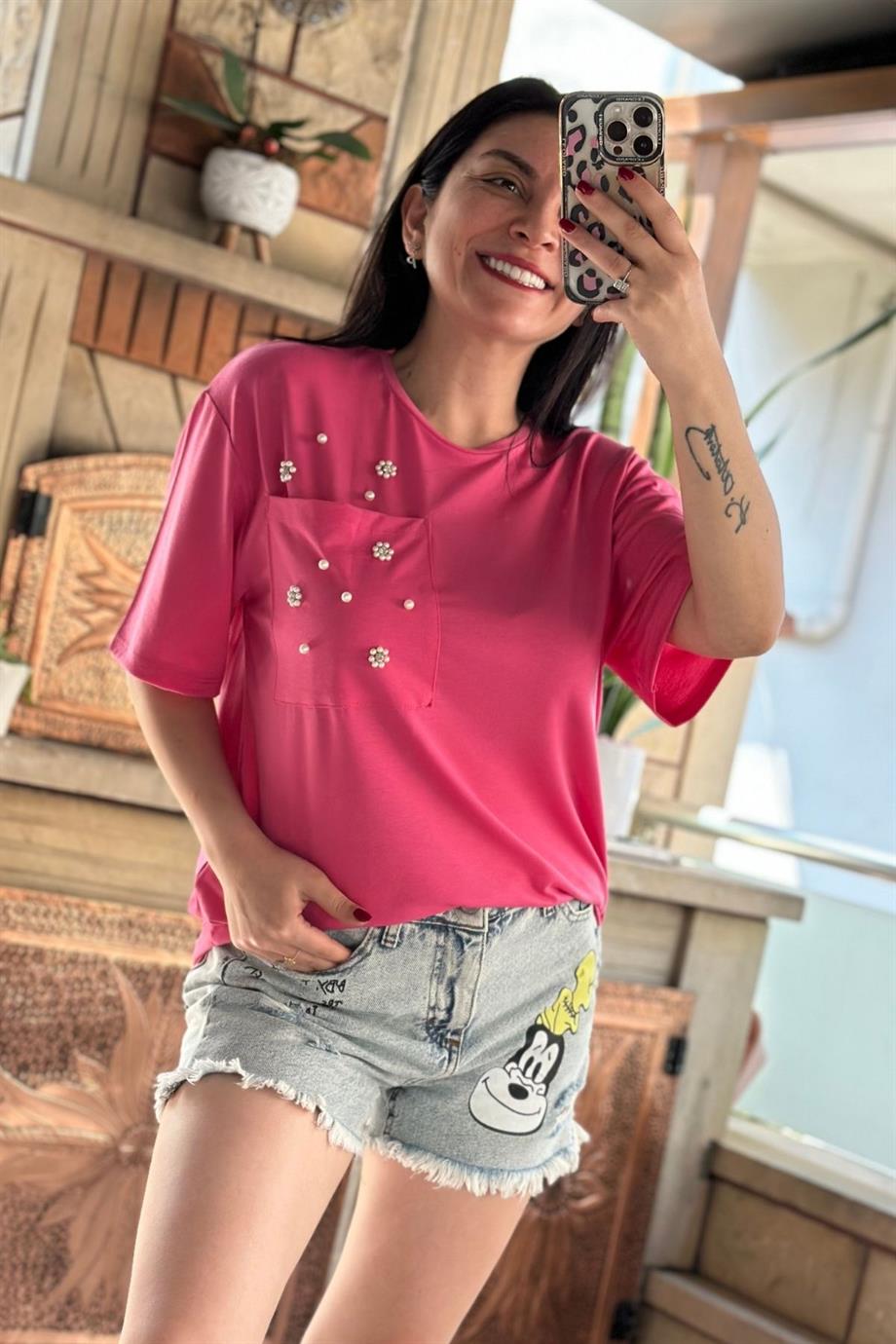 Bisiklet Yaka Cep Detaylı Çiçekli Taş İşlemeli Tshirt FUŞYA