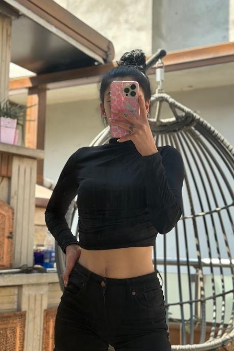 Dik Yaka Büzgü Detaylı Sandy Kumaş Crop Siyah
