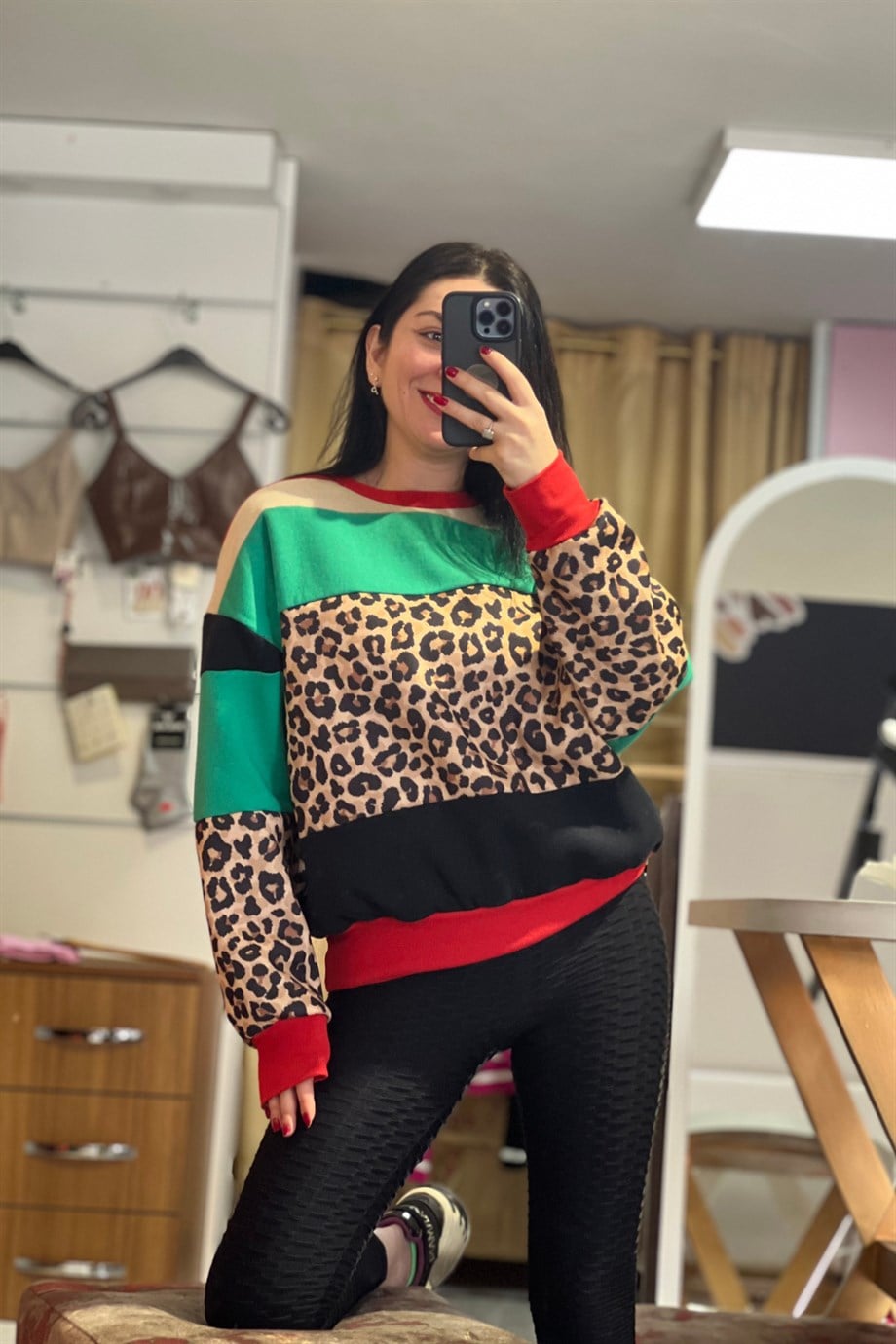 Kırmızı Bisiklet Yaka Renkli Leopar Desenli Şordunlu 3 İplik Sweatshirt