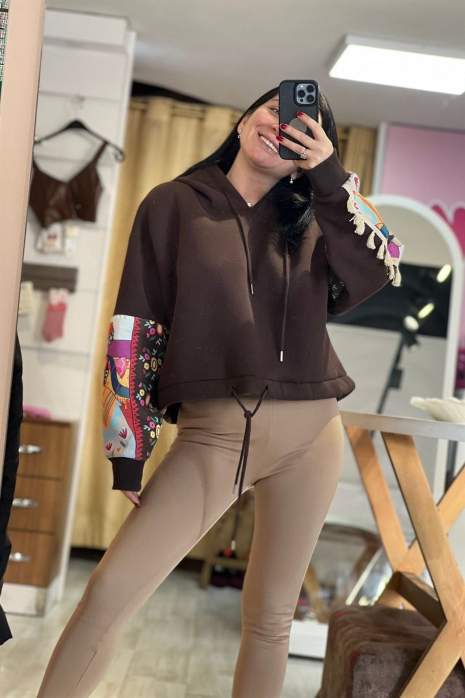 Kahverengi Kapüşonlu Kolları Baskılı Püskül Detaylı Şardonlu 3 İplik Sweatshirt