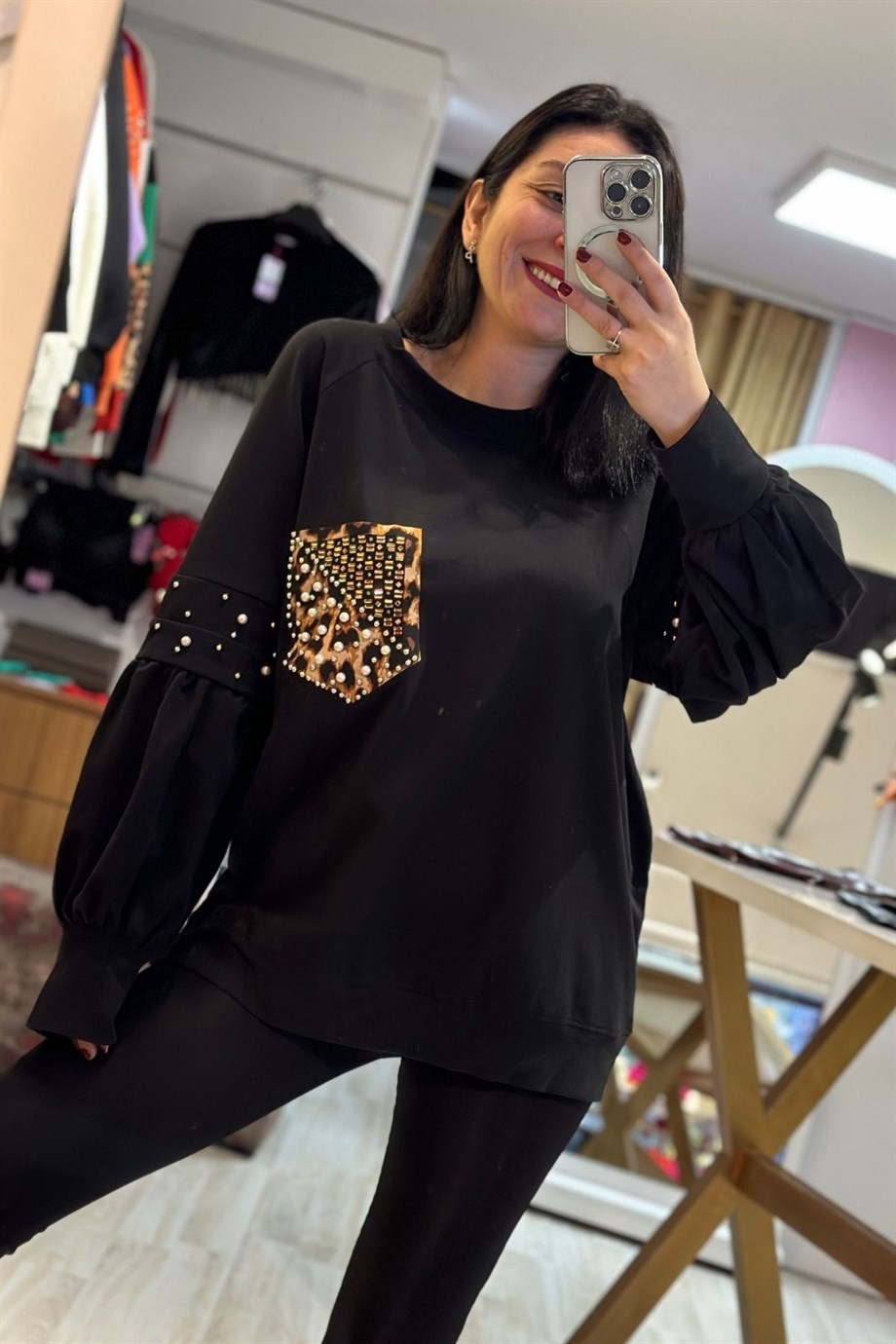 Bisiklet Yaka Kol Kesik İnci Detaylı Balon Kol Sweatshirt Siyah