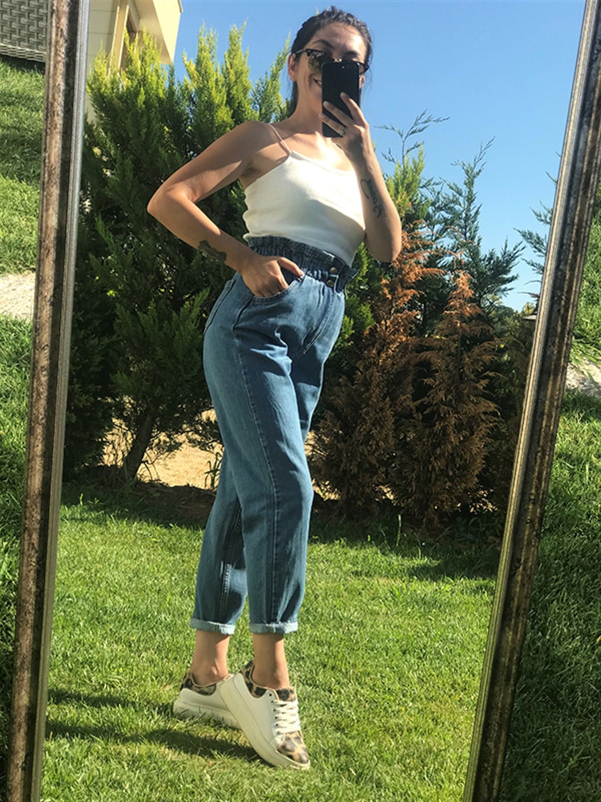 Beli Lastikli Paça Detaylı Buz Mavisi Mom Jean