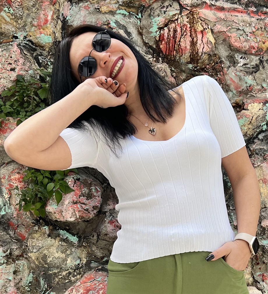 Beyaz V Yaka Dokolteli Fitilli Crop Triko Bluz