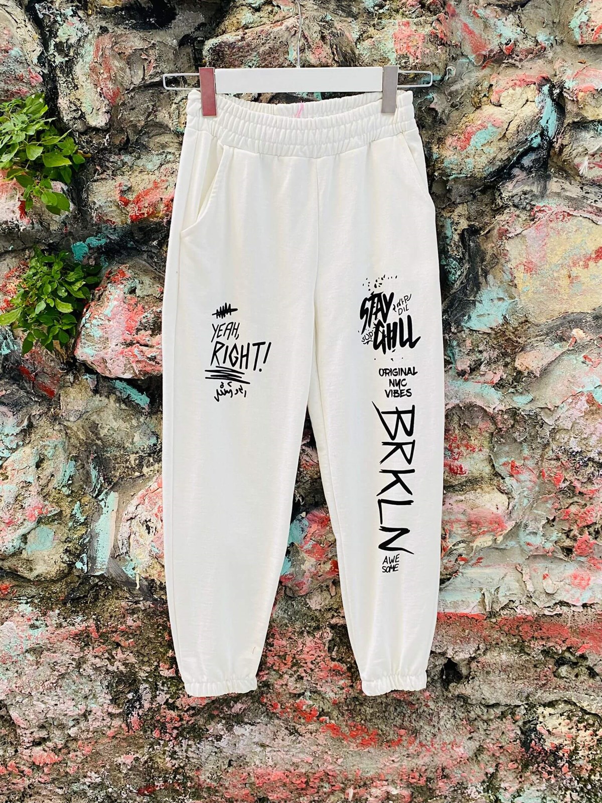 Beyaz Yazılı Paça Lastikli Eşofman