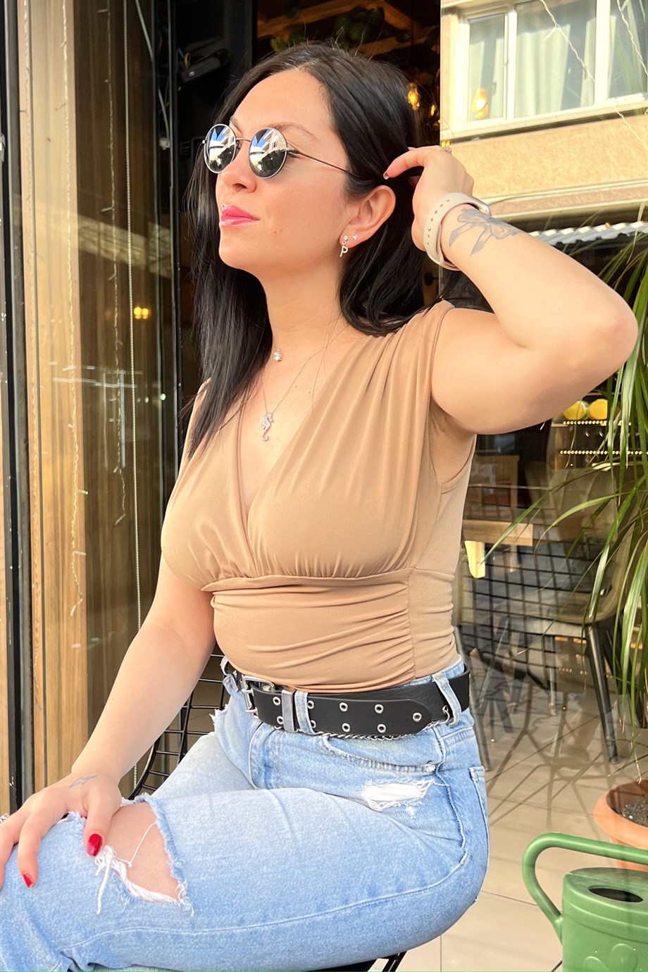 Vizon Kruvaze Yaka Yan Büzgü Detaylı Sıfır Kol Crop Bluz