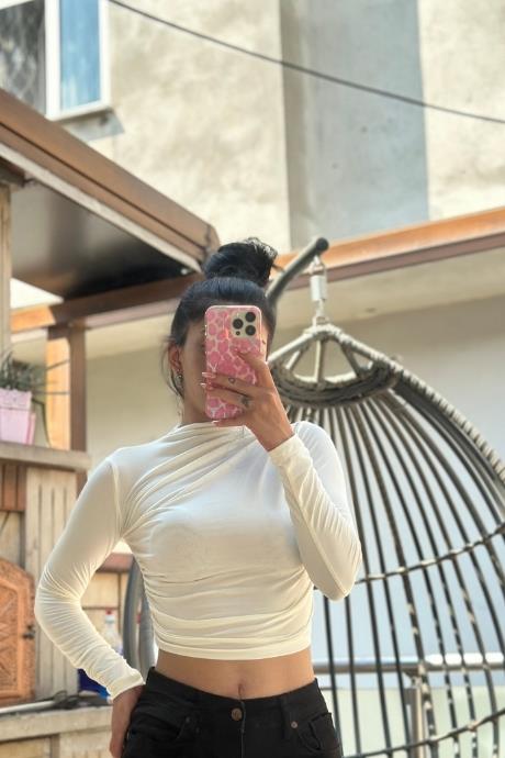 Dik Yaka Büzgü Detaylı Sandy Kumaş Crop Ekru