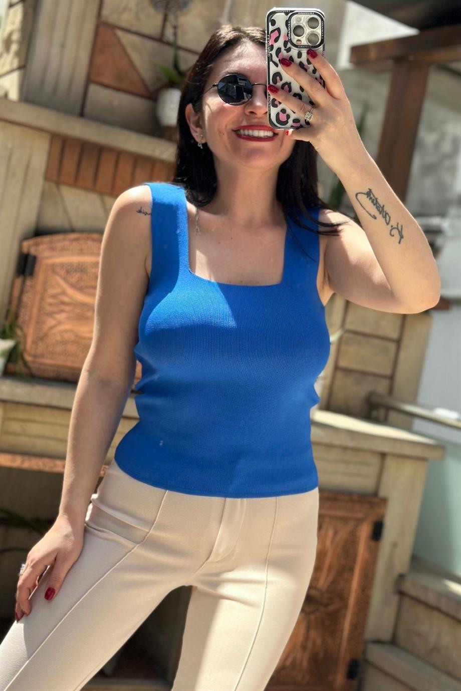 Kalın Askılı Kare Yaka Triko Crop Bluz SAKS