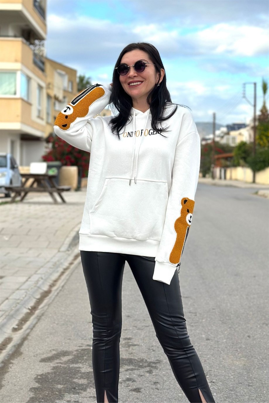 Kapüşonlu Ön Baskılı Kol Ayıcık İşlemeli Sweatshirt Ekru