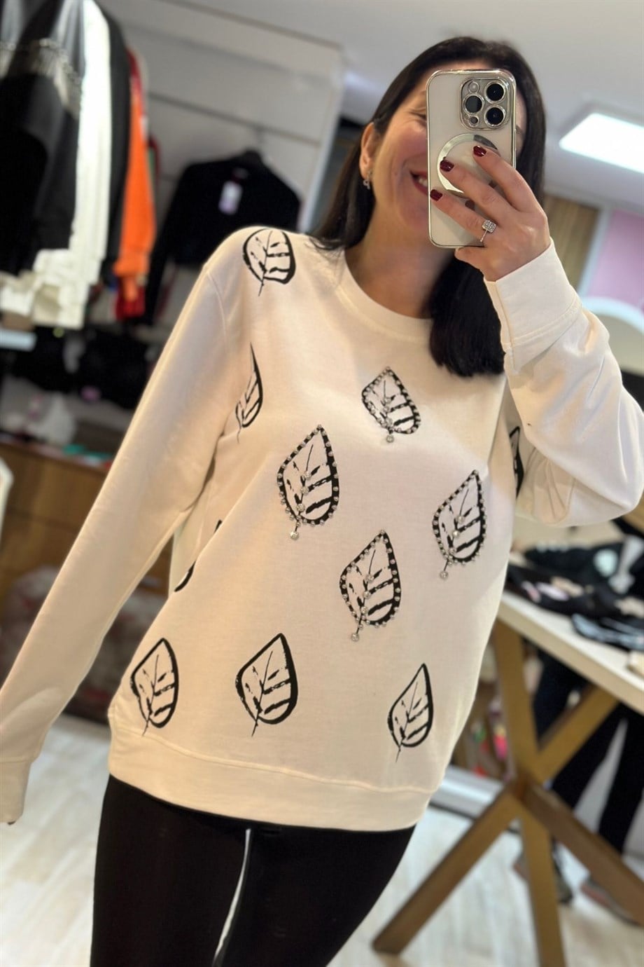 Bisiklet Yaka Yaprak Desenli İnci Taş Detaylı Sweatshirt Ekru