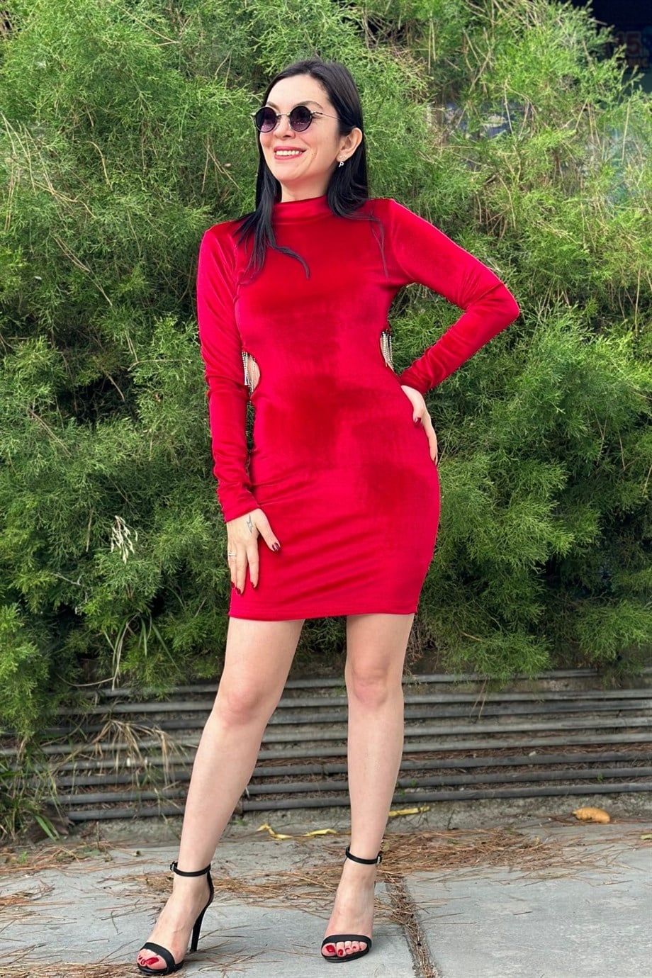 Dik Yaka Yan Bel Püskül Taşlı Uzun Kol Kadife Elbise Kırmızı