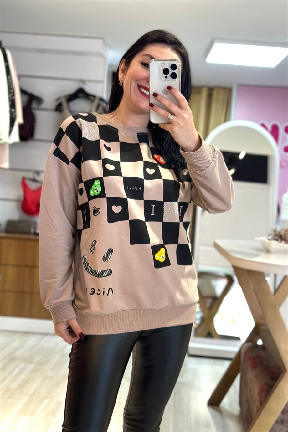 Bisiklet Yaka Taş Detaylı Ayıcık Aksesuarlı Kare Baskılı Sweatshirt Vizon
