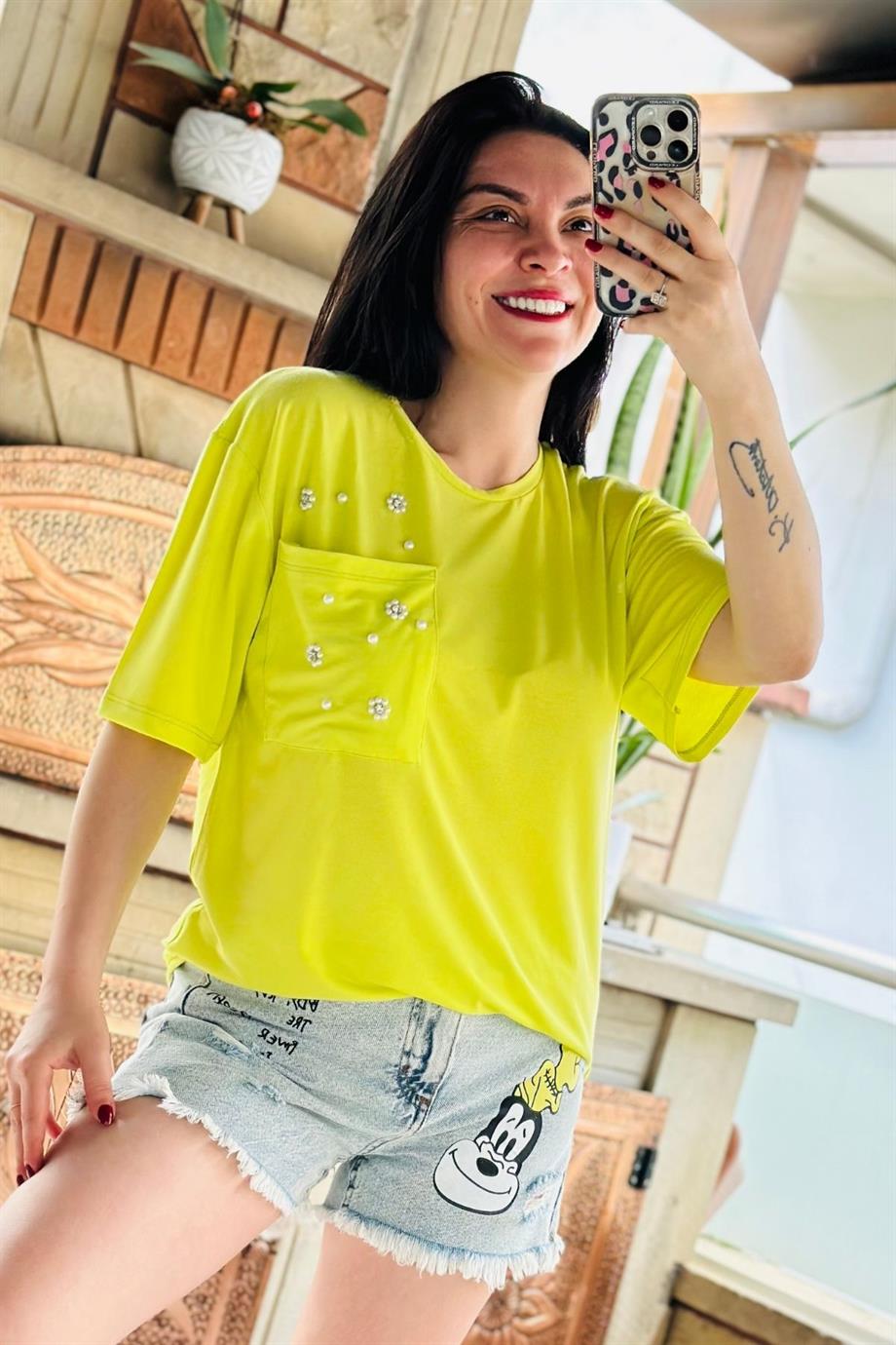 Bisiklet Yaka Cep Detaylı Çiçekli Taş İşlemeli Tshirt Fıstık Yeşili