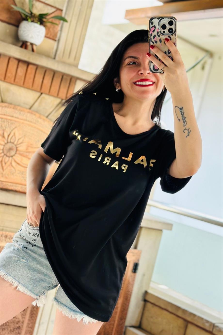 Bisiklet Yaka Omuz Düğme Detay Gold Yazı Baskılı Tshirt SİYAH
