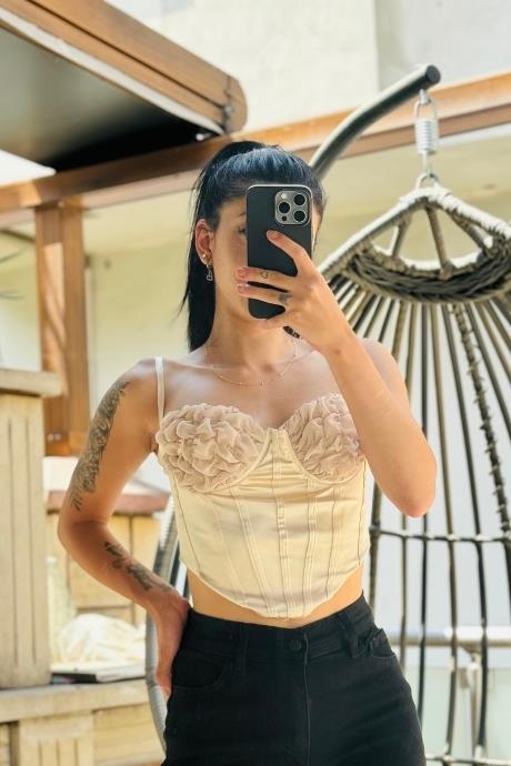Göğüs Büzgü Gül Detaylı Korse Model Askılı Crop Bej