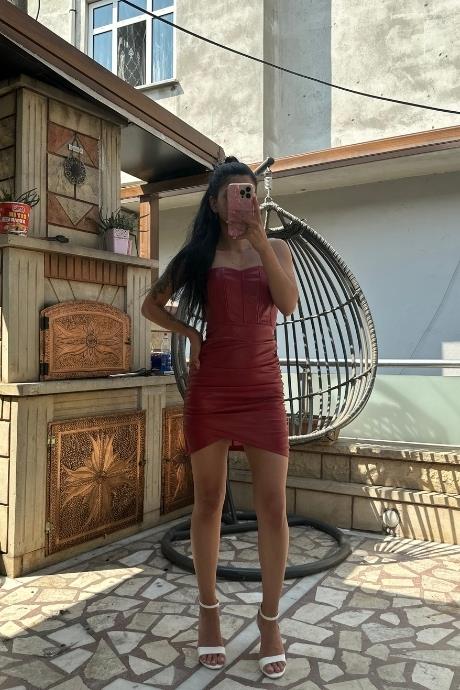  Korse Detaylı Büzgülü Suni Deri Elbise Kırmızı