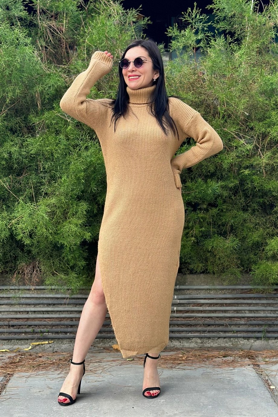 Boğazlı Pamuklu Yırtmaç Detaylı Uzun Triko Elbise Camel