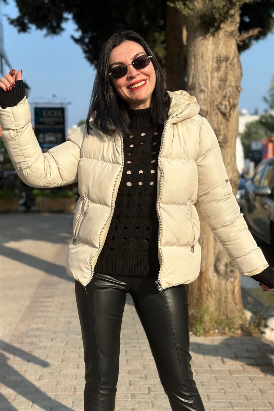Kapüşonlu İçi Elyaf Dolgulu Fermuar Cepli Şişme Mont Krem