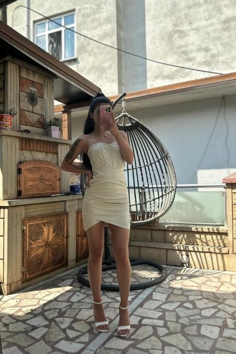  Korse Detaylı Büzgülü Suni Deri Elbise Krem