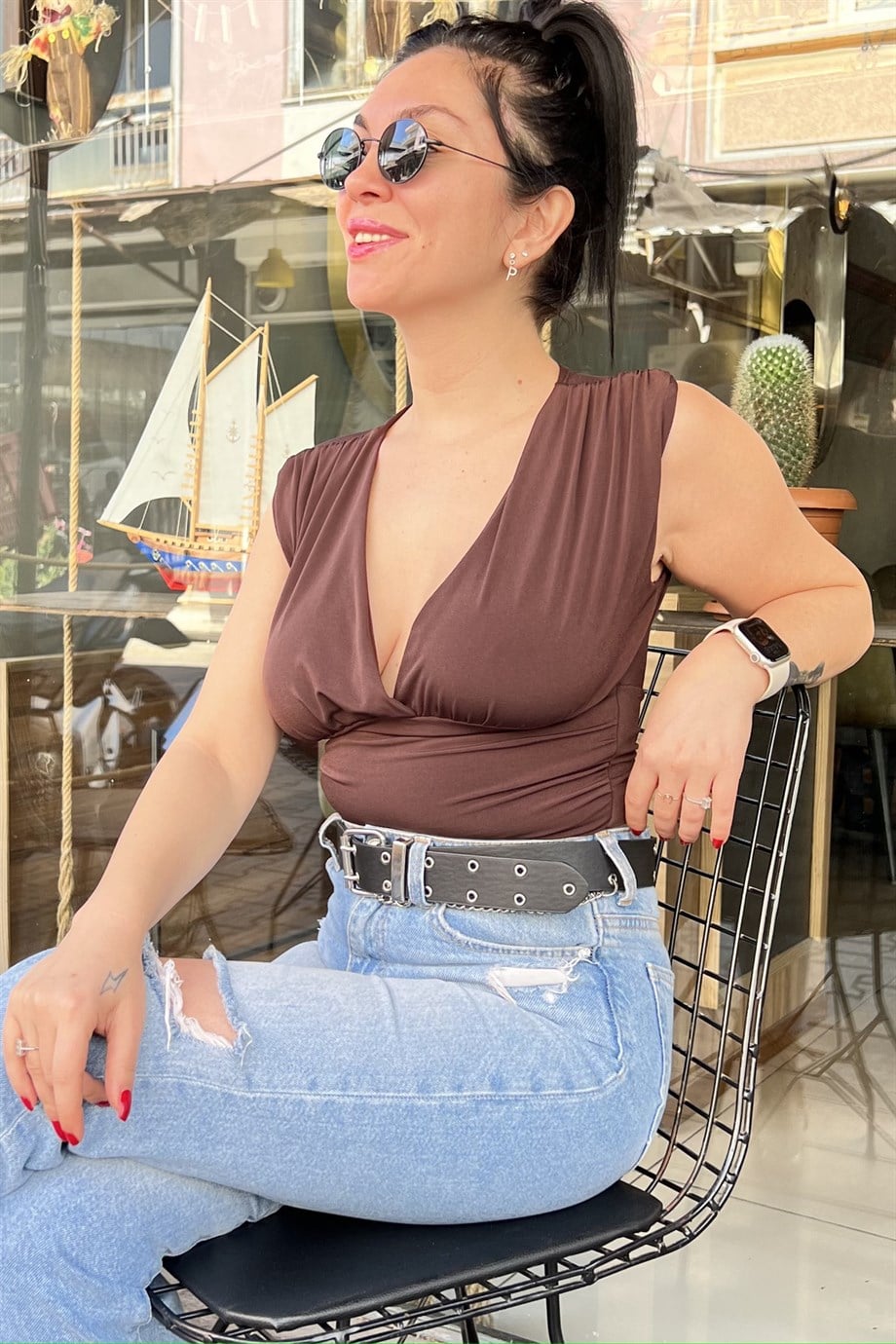 Kahverengi Kruvaze Yaka Yan Büzgü Detaylı Sıfır Kol Crop Bluz