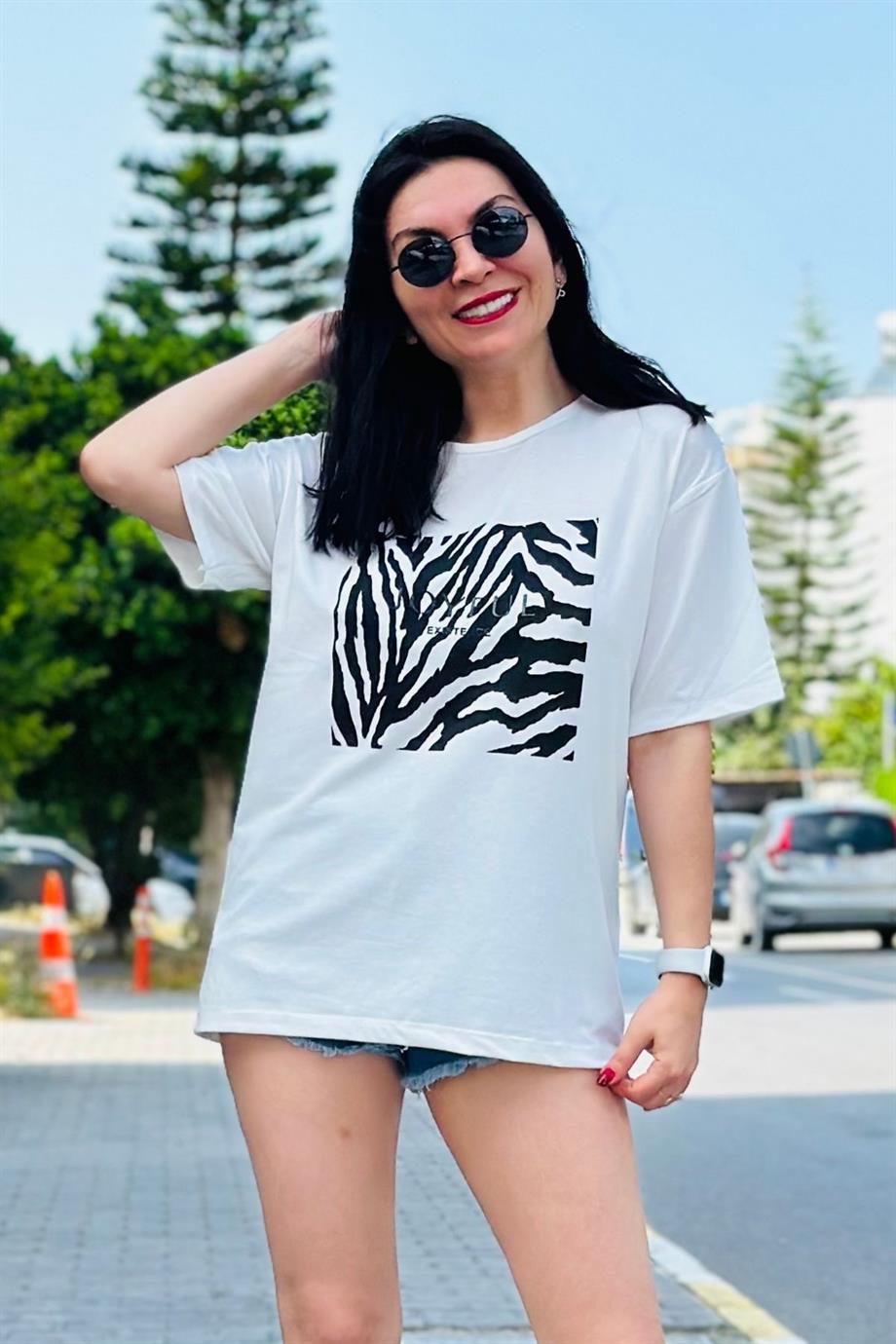 Bisiklet Yaka Önü Kare Zebra Baskılı Tshirt SİYAH