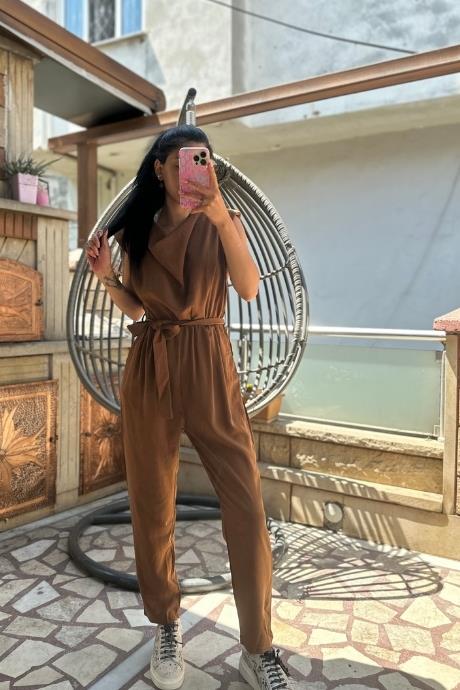 Omuz Vatkalı Dökümlü Beli Kemerli Tulum Kahverengi