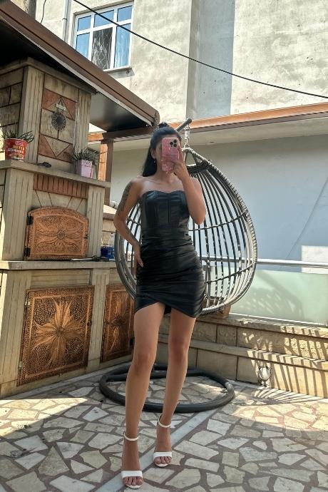  Korse Detaylı Büzgülü Suni Deri Elbise Siyah